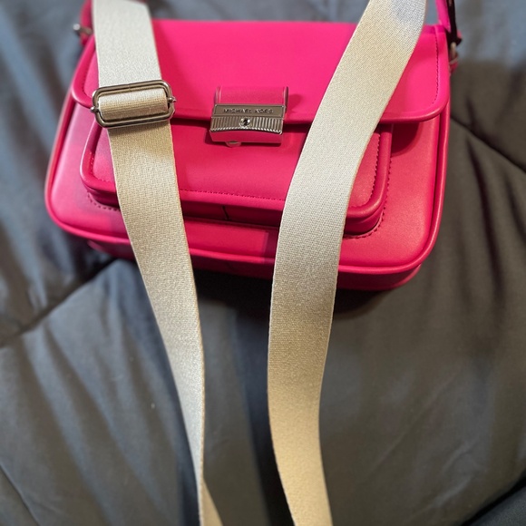 Michael Kors Medium Bradshaw in Dragonfruit - Picture 2 of 7